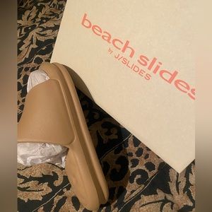 Slides tan color that goes with everything , you can be fashionable
